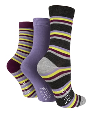 Als je op zoek bent naar bamboesokken die licht, comfortabel en stijlvol zijn, zoek dan niet verder dan deze 3-pack Wild Feet bamboesokken zijn voor jou! Met meer dan 25 verschillende stijlen en patronen beschikbaar, vind je gegarandeerd iets dat je leuk vindt! De bamboevezels in deze sokken zorgen er niet alleen voor dat ze ademend en hypoallergeen zijn, maar het betekent ook dat ze thermo -regulerend. Dit betekent dat de perfecte temperatuur voor je voeten de hele dag wordt gehandhaafd, wat zorgt voor maximaal comfort. Als dat genoeg is, is bamboe ook vochtabsorberend, wat betekent dat deze sokken je huid de hele dag droog en gezond houden door het afvoeren van ongewenst vocht! Wat is er niet om van te houden? Deze sokken worden geleverd in verpakkingen van 3, waarbij elke verpakking een verscheidenheid aan kleuren bevat en zijn gemaakt van 70% viscose van bamboe 28% polyester 2% elastaan. Ze zijn dames maat 37-42 EU. Ze zijn ook wasbaar in de machine.