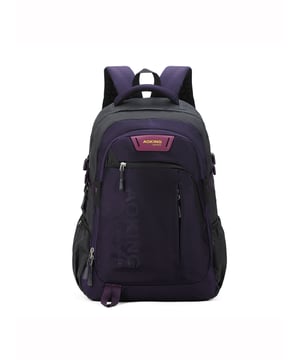 Mochila unisex. El cierre es con cremallera. Los bolsillos internos son uno abierto. Hay tres bolsillos externos con cremallera y dos laterales abiertos. Falta la correa para el hombro. El asa es de tela. Hay un compartimento interno. El material exterior es poliéster. Internamente está forrado en poliéster. Medidas: 33x47x21 cm. Producto de moda