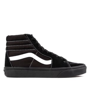 Zapatillas altas Vans Sk8 negras para niños con cordones y parte superior de lona con cordones negros. detalles de costuras blancas y la legendaria franja lateral de la Van. Estos súper geniales. Los auténticos zapatos de skate están acabados con una suela de goma vulcanizada con la icónica banda de rodadura y una etiqueta con el logo de Off the Wall.