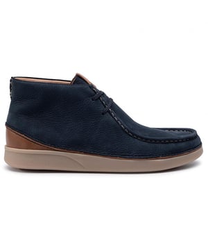 Las Oakland Mid Boots presentan un diseño elegante y contemporáneo que combina sin esfuerzo con cualquier conjunto casual o smart-casual. El intenso color azul añade un toque de sofisticación, mientras que la silueta de media caña ofrece sujeción en el tobillo y un look a la última.


Fabricadas con materiales de primera calidad, estas botas garantizan durabilidad y un uso prolongado. La parte superior de cuero liso no sólo proporciona un aspecto pulido, sino que también ofrece protección contra los elementos. Camina con confianza, sabiendo que estas botas están diseñadas para resistir el desgaste diario.


El cierre de cordones permite un ajuste seguro y regulable, mientras que el cuello y la lengüeta acolchados proporcionan mayor comodidad y sujeción. La plantilla acolchada ofrece una comodidad excepcional bajo los pies, lo que hace que estas botas sean adecuadas para largos periodos de uso.


Diseñadas para ser versátiles, las botas Oakland Mid pueden pasar sin esfuerzo del día a la noche. Tanto si vas a la oficina como si sales a dar un paseo el fin de semana o quedas con los amigos, estas botas elevan tu estilo sin renunciar a la comodidad.


La suela ligera y flexible garantiza una excelente tracción y estabilidad, lo que te permite desplazarte por diversas superficies con facilidad. Estas botas están diseñadas para mantenerte firme y confiado, sin importar el terreno.


Experimenta la fusión perfecta de estilo y comodidad con las botas Clarks Oakland Mid. Disfruta de la versatilidad y fiabilidad de estas botas azules diseñadas para complementar tu estilo de vida. Eleva tu colección de calzado con Clarks, una marca conocida por su compromiso con la calidad y el diseño atemporal.