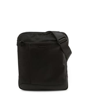 Kollektion: Herbst/Winter.
  Geschlecht: Manner.
  Typ: Cross-Body.
  Material: Polyester.
  Hauptverschluss: Reissverschluss.
  Griffe: 1 Griff.
  Schultergurt: Verstellbarer Schultergurt.
  Innen: Gefuttert 1 Fach.
  Innentaschen: 2.
  Aussentaschen: 1.
  Breite.
