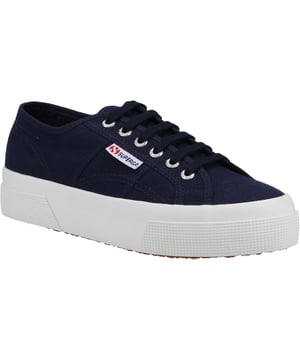 De evolutie van een icoon. Deze Superga 2740 sneakers verhogen het kenmerkende unisex silhouet met een 3,5 cm platte zool - een licht en comfortabel flatterend detail dat trouw blijft aan het ontwerp-DNA van het merk.