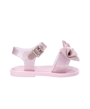 Soft soles, big smiles! The Mini Melissa Mar Sandal Sweet has a classic design that our tiniest M lovers can't get enough of, now back with an even more lightweight feel thanks to its Grenflex insole. The bow on the upper adds a romantic touch that will have your little in the high ranks of fashion!