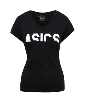 Stay trendy on the go with this ASICS women´s short sleeve top. In addition to the lightweight knit fabric that keeps you cool whether you´re lifting or pulling your bag, it´s soft and durable with taped seams at the shoulders and a clean band on the collar to reduce friction.With an eye-catching logo on the chest, this top can be paired with leggings and sneakers for a cool and comfortable sporty look.FabricCotton, knit Size range: XS - XLBold designComfortable fitMoisture wicking fabric