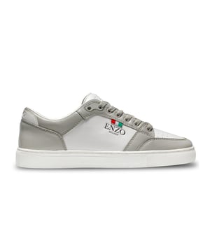 Estos sneakers Enzo Milano para hombre Monza exudan un diseño elegante y moderno, perfecto para quienes valoran tanto el estilo como la comodidad. Fabricados con cuero sintético de alta calidad para un aspecto pulido. La zona de los dedos perforada mejora la transpirabilidad, mientras que la resistente suela de goma proporciona una excelente tracción y durabilidad. El diseño con cordones asegura un ajuste seguro, complementado por un collar acolchado para mayor comodidad. La marca Enzo Milano se muestra de manera destacada en el costado, junto a una pequeña bandera italiana bordada, rindiendo homenaje a sus elegantes orígenes
