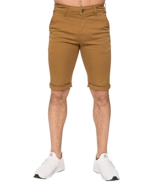 Quels que soient vos projets pour l'été, vous ne pouvez pas vous tromper avec le style sobre du short chino Enzo. Confectionné en tissu de coton mélangé avec une braguette zippée, des passants de ceinture, des ourlets à revers étroits, des boutons et des rivets griffés et une étiquette en PU à la taille