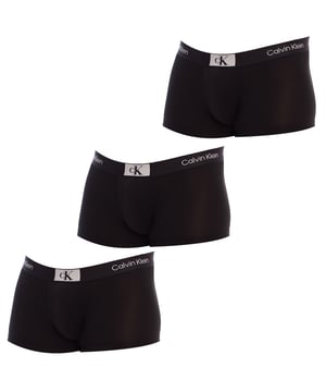 Estos calzoncillos Low Rise Trunks de Calvin Klein están confeccionados en microfibra suave y elástica, lo que garantiza un ajuste cómodo y transpirable. 

Su diseño de tiro bajo se ajusta perfectamente a la cintura, brindando soporte sin sacrificar comodidad. 

La parte frontal cuenta con un diseño anatómico que proporciona mayor soporte y confort, adaptándose perfectamente a la forma del cuerpo.

La banda elástica presenta el icónico logotipo de Calvin Klein en los laterales y un detalle central con el emblema "cK", que añade un toque moderno y distintivo. 

El pack incluye 3 unidades, lo que proporciona una excelente opción para renovar tu colección de ropa interior con un estilo sofisticado y minimalista.
 Composición: 88% Poliéster reciclado, 12% Elastano
 Cuidados:
- Lavar a máquina en agua fría y detergente líquido.
- Planchar a temperatura baja.
- No usar secadora.
- No lavar en seco.