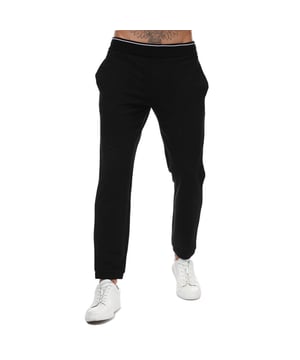 Pantalon de jogging Armani Exchange Logo pour homme en noir.<BR><BR>- Taille élastiquée avec bordure contrastante.<BR>- Poches zippées.<BR>- Poche arrière passepoilée avec logo en lettrage contrastant.<BR>- Matière principale : 95% coton, 5% élasthanne. Lavable en machine.