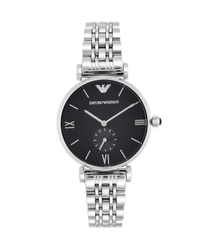 Gehäuse-Material: EdelstahlArmband: EdelstahlLünette: Fester EdelstahlZifferblatt: Schwarz mit silberfarbenen Zeigern und Index-StundenmarkierungenStundenmarkierungen: Römische Ziffern bei 3, 6 und 9 Uhr, Minutenmarkierungen am äußeren Rand, Emporio Armani-Logo bei 12 UhrZifferblatttyp: AnalogSekundenunterzifferblatt: 6-Uhr-PositionUhrwerk: QuarzGlas: Kratzfestes MineralKrone: Ziehen/DrückenGehäuseboden: MassivGehäusedurchmesser: 40 mmGehäusedicke: 9,5 mmGehäuseform: RundBandbreite: 17mmSchließe: FaltschließeWasserdichtigkeit: 50 Meter / 165 FußFunktionen: Stunde, Minute, kleine SekundeStil: SportuhrModell: Emporio Armani Retro Schwarzes Zifferblatt Edelstahl Herrenuhr AR1676