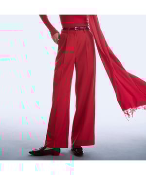 Een vleugje kleur in eenvoudige snit, deze broek stelt je in staat om je garderobe te bekrachtigen met een model overal. Was gemakkelijk met shirt, blouse, blazer.

Productdetails:
 • vorm: recht
 • Lengte: 110 cm
 • Fly Center Front
 • Zijzakken