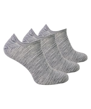Si necesitas un par de calcetines sólidos que sean discretos y mantengan tus pies cómodos, entonces necesitas estos calcetines Invisible Merino Wool Trainer Liner Socks de 3 pares, perfectos para llevar a diario. No sólo son de buena calidad, sino que además vienen en un pack de 3 pares para llenar el cajón de los calcetines. La lana merina es un gran material que tiene muchas propiedades: es antialérgica, antifúngica y antibacteriana, absorbe perfectamente la humedad, además, la fibra de lana es extremadamente fina, delicada al tacto y con el estilo invisible de corte bajo son el par ideal para usar cuando sales a correr o hacer ejercicio. Esta lana es termorreguladora, mantiene el cuerpo a la temperatura adecuada en función de la temperatura ambiente, por lo que se mantendrán calientes en invierno y frescos en verano. El calcetín ideal para todo el año. Los calcetines vienen en 4 colores diferentes, ¡así que hay para todos los gustos! Los colores son: Gris, Negro, Azul Marino y Carbón. Tanto si prefieres un negro tradicional como un azul marino clásico, tenemos algo que se adapta a tu estilo. Estos calcetines para hombre vienen en 3 pares, están disponibles en 2 tallas: 7-10 UK, 10-13 y están fabricados con un 67,5% de lana merina, un 30% de poliamida, un 2% de elastano y un 0,5% de polipropileno. Hay 4 colores para elegir y son totalmente lavables a máquina.