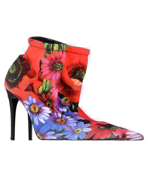 VINTAGE, UVP WIE NEU  
Tauchen Sie ein in die Welt der High Fashion mit den Dolce & Gabbana Floral Boots aus auffälligem, mehrfarbigem Polyester. Diese Stiefel vereinen mühelos Opulenz und Stil und sind eine unverzichtbare Ergänzung für jede modebewusste Garderobe. Für einen eleganten und raffinierten Look kombinieren Sie sie mit maßgeschneiderten Hosen und einer frischen weißen Bluse, sodass das lebhafte Blumendesign Ihrem Ensemble einen Farbtupfer und Persönlichkeit verleiht.

Dolce & Gabbana Floral Boots aus mehrfarbigem Polyester  
Zustand: Sehr gut  
Abnutzungserscheinungen: Geringe Gebrauchsspuren, leicht genutzt, aber sehr gut gepflegt. Kleine Markierungen an den Sohlen und Falten, leichte Abnutzung an Sohlen und Absätzen.  
Verpackung: Keine  
Farbe: Mehrfarbig | multicolor  
Material: Polyester  
Größe: EU | 39/UK6/US9  
Maße: Absatzhöhe: 110; Einlegesohlenlänge: 320  
SKU: NAPPUGBSH423468W