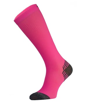 Comodo propose des chaussettes de haute qualité pour hommes et femmes depuis 1996. Ils vendent une gamme de chaussettes pour la randonnée, le cyclisme, la chasse, le ski et d'autres événements en plein air. Ces chaussettes de compression longue durée sont conçues pour offrir des avantages liés à la santé et à la performance. Ils sont fabriqués avec un filetage élastique solide qui applique une compression progressive aux muscles, augmentant la circulation et augmentant l'oxygène. Soulagez vos pieds avec ces chaussettes à semelle coussinée qui réduisent les frottements et les ampoules. Ces chaussettes peuvent être portées après une course pour favoriser la régénération musculaire et favoriser des temps de récupération courts. Ces chaussettes sont disponibles dans les tailles 36-45 et conviennent aux hommes et aux femmes. Ils sont fabriqués à partir de 80 % de microfibre de polyamide, 10 % de polypropylène, 10 % d'élasthanne et sont lavables en machine à 30.