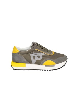 Atados con cordones, estos zapatos proporcionan un ajuste perfecto y estabilidad, permitiéndote disfrutar de la comodidad todo el día, ya sea que estés en el trabajo, en una reunión con amigos o paseando por la ciudad.

La punta redonda da a los zapatos un aspecto clásico y versátil, que combina perfectamente tanto con un atuendo elegante como casual, destacando tu estilo único.

En la lengüeta y en los laterales, el nombre de la marca añade un carácter único a los zapatos, resaltando su originalidad y alta calidad, lo que sin duda atraerá la atención y el reconocimiento de los demás.

La suela con logo no solo demuestra la autenticidad del producto, sino que también proporciona una excelente adherencia y durabilidad, haciendo que los zapatos sean ideales para usar durante mucho tiempo.

Hechos de cuero natural de alta calidad y tela, estos zapatos no solo ofrecen una apariencia elegante, sino también confort excepcional y durabilidad, asegurando que te servirán por muchas temporadas.

Empacados en una caja de la marca, estos zapatos son la elección perfecta para un regalo a un ser querido o como un lujoso añadido a tu propia colección de calzado, garantizando satisfacción desde el primer momento.