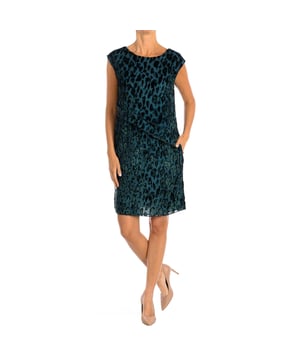 Emporio Armani-Kleid.
 Farbe Grün-Mehrfarbig
 Ein fließendes Kleidungsstück, das eleganten Komfort vermittelt.
 Klassisches Kleid mit Rundhalsausschnitt.
 Verdeckter Reißverschluss auf der Rückseite.
 Zwei offene Taschen an der Seite.
 Innenfutter.
 Nähte im Ton sichtbar.

 Zusammensetzung: 52 % Viskose, 40 % Polyester, 8 % Fasern; Futter: 95 % Polyester, 5 % Elastan.

 -Benutzen Sie keine Waschmaschine.
 -Verwenden Sie keinen Trockner.
 -Benutzen Sie keine Bleiche.
 -Bügeltemperatur max. 110º.
 Komposition: 52 % Viskose, 40 % Polyester, 8 % Fasern; Futter: 95 % Polyester, 5 % Elastan.
 Pflege:
Benutzen Sie keine Waschmaschine.
 Benutzen Sie keinen Trockner.
 Verwendet kein Bleichmittel.
 Maximale Temperatur des Bügeleisens 110º.