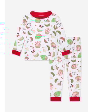 Introducing the Kids Festive Cupcakes Long Pyjamas by Magnolia Baby! A delightful addition to any unisex wardrobe, it's perfect for Christmas. Key features include: Festive Design: With a whiff of joyous festivities, the Cupcake pattern makes a fun, stylish statement. Luxurious Comfort: Crafted using superior materials for utmost softness &amp; comfort, ensuring sound sleep. Wardrobe Wonder: A vibrant splash of Red, this piece revitalises your kid‚ nightwear collection. Don't wait ‚ order today for standout style!