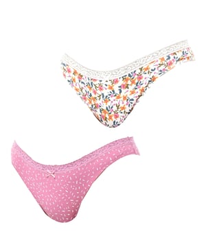 Pack x 2 Braguitas Mini Coquettes Algodón - Janira.

Renueva tu colección de lencería con el Pack x 2 Braguitas Mini Coquettes de Janira, diseñado para ofrecer una combinación perfecta de comodidad y estilo. 

Estas braguitas están confeccionadas con algodón suave de alta calidad, lo que garantiza una sensación de confort durante todo el día, mientras cuidan de tu piel con un tejido transpirable y natural.

Cada braguita cuenta con una fina y delicada blonda en la cintura, que añade un toque sutil de feminidad y elegancia. El detalle de puntilla resalta el diseño coqueto y sofisticado, ideal para mujeres que buscan lencería básica pero con un toque especial.

El pack incluye dos braguitas en diferentes estampados, perfectas para darle variedad a tu armario de lencería. 

Estas braguitas se adaptan a diferentes estilos y ocasiones, manteniendo siempre un aspecto moderno y elegante.
 Composición: 95% Algodón, 5% Elastano
 Cuidados:
- Lavar a mano o en ciclo delicado.
- Utilizar detergente suave.
- No usar lejía.
- Secar al aire.
- No planchar.