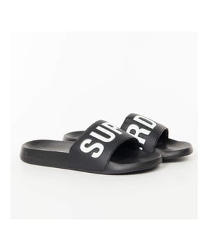 Superdry Logo Claquette klassische Pool-Sandale Herren Schwarz Gummi. Authentischer Schuh der Marke Superdry - Streetwear/Sportswear-Design von Superdry - Superdry für Herren, ideal für den Alltag - Die schwarze Superdry Claquette lässt sich perfekt mit dem Rest Ihrer Garderobe kombinieren - Bequemer Gummi - Klassische Schnalle - Klassisches Logo der Pool-Sandale - Synthetisch