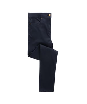 Klassieke gesneden chino met twee voorvakken met klinknageldetails. Twee opgestikte zakken aan de achterzijde. Riemlussen om een riem te vergemakkelijken. Bedekte YKK-ritssluiting met enkele metalen knoopsluiting op de tailleband. Stretchstoffen voor maximaal comfort. Wassen op 40 graden. Materialen: 63% polyester, 35% katoen, 2% elastaan.