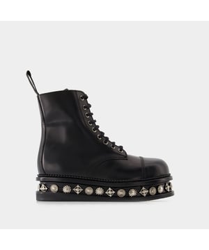 Kleuren: Zwart. Hoofdmateriaal: glad kalfsleer. Materiaal zool: rubber. Materiaal voering: leer. Sluiting: veters aan bovenkant, rits aan zijkant. Tipvorm: rond. Pasvorm: op maat - Maatvoering: Europees.