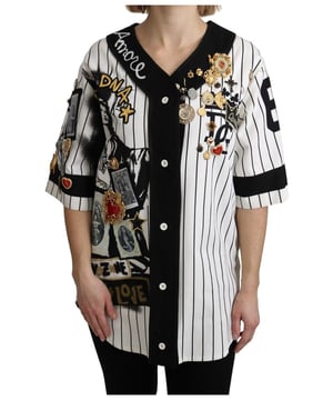 100% auténtico y completamente nuevo con etiquetas  
Hecho en Italia  
Cuello en V y mangas cortas  
Cierre completo con botones  
Diseño a rayas en blanco y negro  
Charms dorados con embellishments de cristal  
Motivos de Amore y Religion  
Detalles del logo  
Elaborado con 99% algodón y 1% elastano  
Material: 99% Algodón 1% Elastano