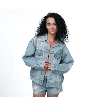 Dames Levis 90's Trucker Jacket in lichtblauw.- Klassieke puntkraag.- Volledige knopenlijst.- Zakken met twee kleppen.- Zijhandzakken.- Manchetten met knopen.- Metalen knopen met Levi's®-logo.- Relaxed fit.- 100% katoen.- Ref: A17430029