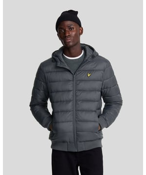 Lyle & Scott's grijze jas is lichtgewicht en voorzien van het merklogo. Deze regular-fit jas valt normaal qua maat met een merkbadge op de linkerborst., Grijze jas van Lyle & Scott, Gemaakt in China, 100% polyester, Merklogo op de borst, Centrale ritssluiting, Normale pasvorm, Valt normaal , merkbadge linksvoor op de borst, gewaadde jas, grijze jas