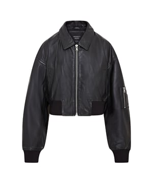 Mejora tu estilo con esta cazadora bomber de piel negra, sencilla y moderna. Diseñada para un look boyfriend relajado y oversize, esta prenda está confeccionada en suave piel de napa de oveja, con costuras y bolsillos envejecidos por expertos para un aspecto vintage. Una robusta cremallera YKK da lugar a un cuello clásico estilo camisa, mientras que el dobladillo y los puños de punto elástico garantizan un ajuste ceñido y calidez. Con dos bolsillos en la cintura y un bolsillo en la manga con cremallera, además de un lujoso forro de satén con un bolsillo interior con ribete de piel, esta cazadora combina funcionalidad con una sofisticación vanguardista. Piel de napa de oveja envejecida suave, corte oversize, cremallera YKK gruesa, dobladillo y puños de punto elástico, forro de satén con bolsillo interior con ribete de piel