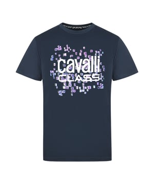 Cavalli Class Schubben Design Logo Marineblauwe T-shirt. Het Cavalli Class marineblauwe T-shirt is ontworpen met een ronde hals en korte mouwen voor optimaal comfort bij elke gelegenheid. Het Cavalli Class marineblauwe shirt van 100% katoen zorgt ervoor dat je er altijd even elegant uitziet. Met een verspreid schubbenontwerp helpt dit stijlvolle shirt je om een modieuze indruk te maken, waar je ook gaat. Met het merkrelogo en een reguliere pasvorm biedt dit Cavalli Class T-shirt de perfecte fit voor jou. Zie er op je best uit met stijlcode QXT61U JD060 04926! Ronde Hals, Korte Mouwen, Cavalli Class Donkerblauwe Tee. 100% Katoen, Verspreid Schubbenontwerp, Merkreferentie. Reguliere Pasvorm, Valt Waarheidsgetrouw in Maat. Stijlcode: QXT61U JD060 04926