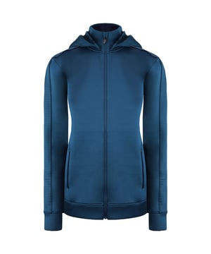 La chaqueta de chándal azul Under Armour Storm Daytona para mujer es un complemento versátil y funcional para la ropa de abrigo atlética e informal de mujer. Aquí tienes una descripción de las características clave:

 Diseño azul:  Esta chaqueta de chándal presenta un vibrante color azul, ofreciendo un aspecto elegante y enérgico que es perfecto tanto para ropa atlética como informal.

 Tecnología Storm:  La tecnología Storm de Under Armour es conocida por sus propiedades repelentes al agua. Esta tecnología ayuda a mantenerte seco y cómodo repeliendo el agua a la vez que mantiene la transpirabilidad.

 Diseño con cremallera completa:  La chaqueta suele venir con una cremallera frontal completa, lo que permite ponérsela y quitársela fácilmente y controlar la temperatura.

 Material duradero:  Las chaquetas de atletismo suelen estar fabricadas con materiales duraderos y ligeros, lo que garantiza su longevidad y comodidad durante los entrenamientos o las actividades diarias.

 Puños y dobladillo acanalados:  La chaqueta puede incluir puños acanalados y un dobladillo acanalado, que ayudan a atrapar el calor y proporcionan un ajuste ceñido.

 Bolsillos de seguridad:  Algunas chaquetas de chándal vienen con bolsillos seguros, que proporcionan espacio para pequeños objetos esenciales o para mantener las manos calientes durante las actividades al aire libre.

 Logo Under Armour:  A menudo encontrarás el logotipo y la marca Under Armour en la chaqueta, lo que significa calidad y autenticidad.

En resumen, la chaqueta de chándal Under Armour Storm Daytona Blue para mujer es una opción versátil y elegante para las mujeres que desean una capa exterior funcional y cómoda tanto para ocasiones atléticas como informales. El color azul añade un toque vibrante y enérgico, mientras que la tecnología Storm ofrece propiedades repelentes al agua para proteger de los elementos
