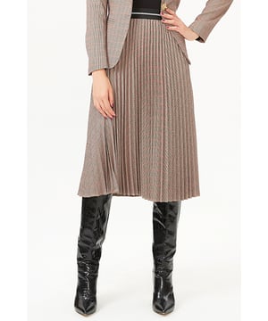 Een heel mooi wijd uitlopend volume gecreëerd door de zonplooien en een comfortabele slijtage dankzij het elastiek. Deze rok kan ook worden gedragen met een grote trui of vest en sneakers voor een "cocooning" -stijl of het kan de verfijnde kaart spelen met een blazer en laarzen. Een veilige gok voor vele gelegenheden.

Productdetails:
Vorm: trapeze
Lengte: 77 cm, onder de knie
Elastische taille