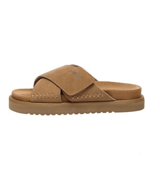 De Rose Slides combineren naadloos comfort en stijl. Gemaakt van glad, stevig koeiensuède, deze open teen sandalen zorgen voor uitzonderlijk comfort en duurzaamheid. Voorzien van een platte hak, zijn ze perfect voor de hele dag dragen, waardoor ze een ideale keuze zijn voor zowel vakanties als dagelijks gebruik.