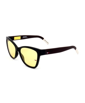 TJ0026S Sonnenbrille mit Acetatrahmen.

 Form und Design:
 - Diese Tommy Hilfiger-Brille hat eine quadratische Silhouette.

 Rahmenmaterial:
 - Der Rahmen dieser Brille besteht aus Acetat, einem Kunststoffmaterial.
 - Acetat sorgt für Haltbarkeit, Flexibilität und eine glatte Oberfläche des Rahmens.

 Acetatbügel:
 - Die Bügel bestehen ebenfalls aus Acetat, passend zum Rahmenmaterial.
 - Durch das Acetat in den Bügeln sind sie leicht und angenehm zu tragen.

 Markendetails:
 - Tommy Hilfiger-Markengravur auf dem Glas und den Bügeln.
 - Diese Designelemente helfen dabei, das Modell eindeutig als Teil der Tommy Hilfiger-Brillenkollektion zu identifizieren.

 Gläser:
 - Die Linsen sind von hoher Qualität.
 - Diese Linsen bieten hervorragenden UV-Schutz und scharfe, klare Sicht.
 Maßnahmen: Linsenhöhe: 43 mm. Linsenbreite: 54 mm. Brücke: 16 mm. Bügel: 140 mm.
 Komposition: Acetat
 Pflege:
Verwenden Sie zum Reinigen Ihrer Sonnenbrille ein weiches, sauberes Mikrofasertuch. Diese Art von Tuch zerkratzt die Linsen nicht.
 Vermeiden Sie die Verwendung von scheuernden Reinigungsmitteln, Reinigungsmitteln, Alkohol oder Aceton, da diese Linsen und