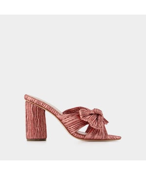 ¿Mules de terciopelo, rematados con un lazo XL en la parte delantera? ¡Verdaderos zapatos de princesa! Póntelos con unos vaqueros acampanados o un vestido largo.