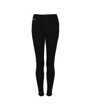 Estos jeans son la combinación perfecta de clásico y moderno, que funcionan bien en cualquier situación.

Gracias a su color uniforme, estos pantalones son extremadamente versátiles y fáciles de combinar con diferentes estilos, lo que los convierte en un must-have en cualquier armario.

Las prácticas bolsas traseras y delanteras no solo proporcionan un lugar para pequeños objetos, sino que también añaden funcionalidad y un aspecto estiloso a los pantalones.

El detalle de marca en el bolsillo trasero destaca la exclusividad y la alta calidad de la confección, añadiendo un carácter único a los pantalones.

Las decoraciones de lentejuelas en el frente y en la parte trasera de los pantalones les añaden brillo y singularidad, haciendo que cada estilismo se destaque más.

La cintura alta asegura comodidad al llevarlos y resalta perfectamente la silueta, añadiendo elegancia y estilo.

El corte super skinny se ajusta perfectamente al cuerpo, destacando las ventajas de la figura y proporcionando una apariencia moderna y a la moda.