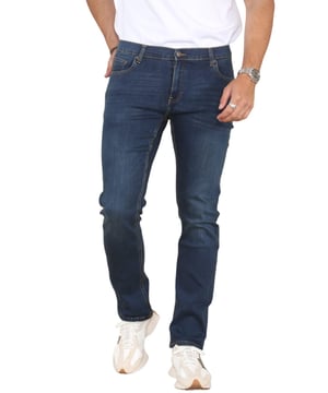 MYT Heren jeans met rechte pijpen, normale pasvorm en hyperstretch. Binnenbeenlengte 32 inch. Deze jeans met rechte pasvorm benadrukt je beste vorm en comfort en is voorzien van betere stretchtechnologie. 2 achterzakken, 2 voorzakken en één muntzakje. Knoopsluiting, merkknopen en klinknagels. Gemerkt pu-leer taillelabel.