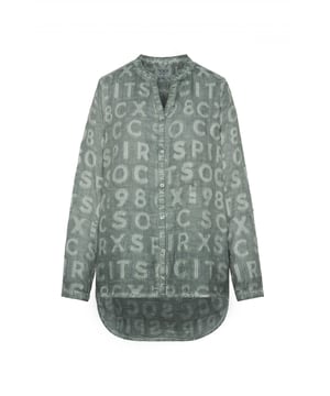Deze blouse voor dames is een veelzijdige basic. Het heeft een losse pasvorm en is gemaakt van hoogwaardige materialen. De tuniekhals eindigt in een doorlopende knoopsluiting. De zoom is aan beide kanten gesplitst en heeft een langer, afgerond ruggedeelte. De lange mouwen zijn voorzien van interne knoopsluitingen zodat de mouw kan worden opgerold en vastgezet. De bijzondere kleurstelling van de binnenkant en het ingeweven logopatroon geven de blouse een heel bijzondere uitstraling.