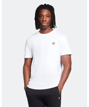Das Lyle & Scott Martin T-Shirt aus strapazierfähigem, leichtem Baumwoll-Polyester-Mix ist diese Saison ein Must-have für jeden Sportler. Perfekt fürs Fitnessstudio, zum Kicken oder auch für entspannte Tage zu Hause. Dieses T-Shirt passt zu fast allem und ist in vielen Farben erhältlich. Mit Detailnähten an Schultern, Kragen und Bündchen sowie unserem charakteristischen Golden Eagle. Passform: Normal. Es sitzt weder zu eng noch zu locker und verleiht Ihnen einen klassischen, zeitlos-stilvollen Look. Wir empfehlen Ihnen, Ihre gewohnte Größe zu bestellen. Wenn Sie zwischen zwei Größen schwanken, wählen Sie eine Nummer größer.