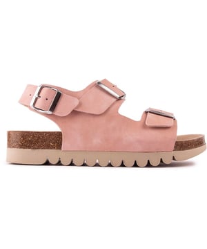 Omarm je favoriete zomerstijl met een geweten en draag deze zomer de vegan Lima damesvoetbedsandalen van V.GAN. De klassiek stijlvolle slip-on in roze is PETA goedgekeurd, duurzaam en ethisch geproduceerd en heeft een hoogwaardig ontwerp met drie bandjes, verstelbare gespen en een voorgevormd voetbed voor de perfecte pasvorm. Dit is ethische mode op zijn best.