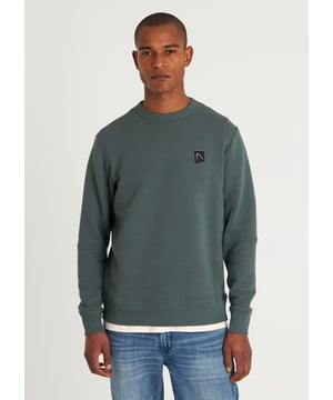 
BULLET DK.GREEN is een sweater van het merk Chasin'.