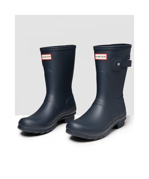 Der Hunter Original, der erstmals 1956 eingeführt wurde, ist ein wirklich ikonischer Stil. Geeignet für raue Landspaziergänge bis hin zu regnerischen Tagen in der Stadt, sind diese kniehohen Gummistiefel sowohl strapazierfähig als auch zeitlos. Handgefertigt aus 28 separaten Teilen, verfügen sie über ein Polyesterfutter und eine Gummilaufsohle mit dem originalen Profil für zuverlässigen Halt und Komfort. Abgerundet wird das Ganze mit klassischen Schnallendetails und dem stolz präsentierten Hunter-Logo auf der Vorderseite.