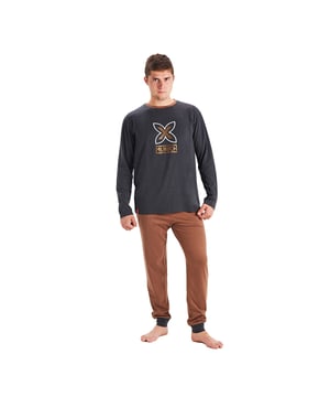 Descubre el confort y la elegancia del pijama para caballero de Munich.

Este pijama es perfecto para disfrutar de las noches frías con un toque de sofisticación. Su suave textura proporciona una calidez excepcional, ideal para relajarte en casa.

El conjunto incluye una camiseta de manga larga que destaca por su diseño moderno, adornada con un elegante bordado que presenta el nombre de la marca.

Por otro lado, los pantalones cuentan con una cintura elástica ajustable mediante un cordón que garantiza un ajuste perfecto y libertad de movimiento. Además, están diseñados con prácticos bolsillos laterales, ideales para llevar tus objetos esenciales mientras disfrutas de momentos de relajación. 

Los puños elásticos en los pantalones añaden un toque de estilo y confort, manteniéndolos en su lugar.
 Composición: Camiseta: 60% Poliéster, 40% Algodón; Pantalón: 60% Poliéster, 40% Algodón
 Cuidados:
- Lavar en un ciclo suave.
- Siempre usar agua fría o tibia. 
- No usar secadora. Es mejor secarlo al aire. 
- Si es necesario, planchar a temperaturas bajas.
- No usar blanqueadores.
