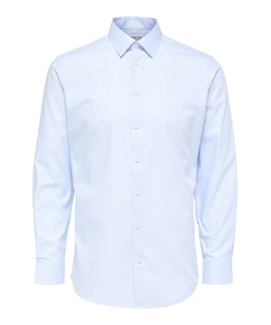Het Selected Homme overhemd is een elegant kledingstuk dat in geen enkele herengarderobe mag ontbreken. Met zijn klassieke overhemdkraag en doorlopende knoopsluiting biedt het een tijdloze stijl. De langere slim fit zorgt voor een slank silhouet en sluit perfect aan op het lichaam. De knoopmanchetten en lange mouwen benadrukken de hoogwaardige afwerking. De afgeronde zoom geeft het overhemd een moderne touch. Het is gemaakt van eersteklas materialen en is zeer comfortabel om te dragen. Dit overhemd is veelzijdig - het is ideaal voor formele gelegenheden onder een colbert of voor een ontspannen look in je vrije tijd.