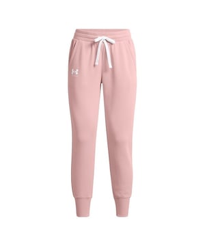 Estos pantalones de chándal están diseñados para ofrecer una comodidad y un estilo excepcionales, a la vez que te mantienen preparado para tus entrenamientos o actividades diarias. Su vibrante color rosa añade un toque de energía y estilo a tu conjunto deportivo, convirtiéndolos en una opción moderna para cualquier ocasión.

Características principales:

 Material de primera calidad:  Confeccionados con una mezcla de materiales de alta calidad, estos pantalones de chándal ofrecen un tacto suave y cómodo sobre la piel. Proporcionan el equilibrio perfecto entre calidez y transpirabilidad.

 Cintura elástica:  La cintura elástica con cordón ajustable permite un ajuste personalizado y seguro, garantizando que los pantalones permanezcan en su sitio durante tus actividades.

 Perneras cónicas:  Los pantalones cuentan con un diseño de pernera cónica, proporcionando una silueta moderna y favorecedora que es a la vez elegante y funcional.

 Bolsillos laterales:  Dos bolsillos laterales ofrecen un práctico almacenamiento para tus objetos esenciales o un lugar para calentarte las manos cuando lo necesites.

 Logo Under Armour:  El sutil logotipo de Under Armour está bordado en la parte delantera, simbolizando la dedicación de la marca a la calidad y el rendimiento.

 Puños de canalé:  Los puños acanalados en los tobillos añaden un toque deportivo a los pantalones a la vez que los mantienen en su sitio durante el movimiento.

 Uso versátil:  Ya sea para calentar, enfriar o hacer recados, estos pantalones de chándal son lo suficientemente versátiles como para satisfacer tus necesidades.

 Construcción duradera:  Under Armour es conocida por sus productos duraderos y de alta calidad, lo que garantiza que estos pantalones de chándal puedan soportar los rigores del uso habitual.

 Lavable a máquina:  El cuidado fácil es una prioridad. Puedes meter fácilmente estos pantalones en la lavadora para una limpieza rápida y cómoda.