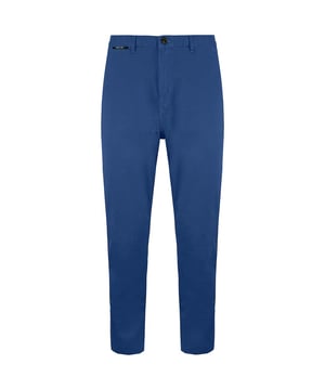 Scotch & Soda Stuart Regular Slim Fit Chinos azules de los hombres: una adición atemporal y versátil a su guardarropa que combina sin esfuerzo estilo, comodidad y calidad. Hecho hechos por la famosa marca de moda holandesa Scotch & Soda, estos chinos están diseñados para elevar sus looks informales e inteligentes casuales. Aquí están las características clave que las hacen imprescindibles:

Fit delgado: los chinos Stuart cuentan con un ajuste delgado normal, lo que tiene el equilibrio perfecto entre un aspecto a medida y un desgaste cómodo. Proporcionan una silueta moderna sin ser demasiado restrictivas.

Material premium: Scotch & Soda es conocido por su compromiso con la calidad, y estos chinos no son la excepción. Están hechos de una mezcla premium de algodón y elastano, asegurando una sensación suave, transpirable y ligeramente elástica. Esta combinación garantiza la comodidad y la durabilidad.

Color azul clásico: el tono azul atemporal de estos chinos agrega un toque de sofisticación a cualquier atuendo. Es versátil, lo que facilita combinar con varias camisas, suéteres o chaquetas para diferentes ocasiones.

Estilización versátil: ya sea que se esté vistiendo para un evento casual de negocios o que busque un aspecto más relajado, estos chinos son increíblemente versátiles. Combínalos con una camisa blanca crujiente y una chaqueta para un conjunto de oficina afilado, o busque una apariencia relajada con una camiseta y zapatillas simples.

Atención al detalle: Scotch & Soda prestan una atención meticulosa al detalle, evidente en los elementos de diseño reflexivos, como el cierre de botones de marca, los bucles de cinturón y los bolsillos prácticos, incluidos los bolsillos inclinados laterales y los bolsillos de la lana trasera.

Fácil de cuidado: estos chinos son fáciles de cuidar, lo que le permite disfrutar de su calidad premium sin la molestia de la limpieza de alto mantenimiento. Simplemente lávelos de acuerdo con las instrucciones de atención, y mantendrán su forma y color.