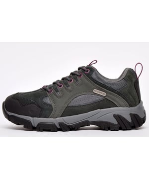 El zapato para caminar Auckland II WP de Hi-Tec es perfecto para todas tus actividades al aire libre. Proporcionando una parte superior mixta con gamuza. un resistente guardabarros de PU y malla transpirable para mayor comodidad. El Dri-Tec impermeable. La membrana transpirable mantiene tus pies secos y la suela de goma resistente te lleva por todos los terrenos con paso firme.