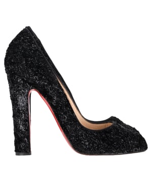VINTAGE, UVP WIE NEU  
Die Christian Louboutin Chunky Heel Pumps aus schwarzem Ponyhaar-Woll sind der Inbegriff modernen Luxus und gewagter Eleganz. Gefertigt aus hochwertigem schwarzem Ponyhaar-Woll bieten diese Pumps eine einzigartige Textur, die durch ihren subtilen Glanz und das samtige Finish heraussticht. Der blockartige Absatz sorgt für Komfort und Stabilität und bietet zugleich einen stylischen Auftrieb, der perfekt für den ganztägigen Tragekomfort ist. Das schlanke Design und die klassische Silhouette machen diese Pumps äußerst vielseitig und ermöglichen einen nahtlosen Übergang vom Tag in die Nacht. Mit der charakteristischen roten Louboutin-Sohle verleihen diese Absätze jedem Outfit einen unverwechselbaren Hauch von Glamour. Egal, ob Sie sie mit Jeans für einen schicken Tageslook oder mit einem Kleid für abendliche Eleganz kombinieren, die Christian Louboutin Chunky Heel Pumps sind ein Statement für Komfort und High-Fashion-Stil.

Christian Louboutin Chunky Heel Pumps aus schwarzem Ponyhaar-Woll

Zustand: Sehr gut  
Gebrauchsspuren: Geringe Abnutzung, leicht verwendet, aber sehr gut gepflegt. Geringe Markierung an den Sohlen & Fältchen, leichte Abnutzung an den Sohlen und Absätzen.  
Verpackung: Keine  
Farbe: Schwarz  
Material: Ponyhaar-Woll  
Größe: EU | 38/UK5/US8  
Maße: Absatzhöhe: 110; Einlegesohlenlänge: 270  
SKU: NAPPUGBSH450696W