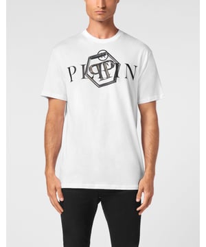Bereichern Sie Ihre Garderobe mit Unserem Exquisiten Rundhals-T-Shirt  Stellen Sie das Sinnbild von Luxus und Komfort vor - unser exquisites Rundhals-T-Shirt. Hergestellt aus dem feinsten Baumwollmaterial, bietet dieses T-Shirt unvergleichliche Weichheit und Atmungsaktivität und sorgt für ein luxuriöses Trageerlebnis.    Feinste Baumwolle: Hergestellt aus hochwertigster Baumwolle, die höchste Weichheit und Atmungsaktivität bietet.   Ikonisches Design: Verziert mit dem ikonischen großen PP-Logo und dem sechseckigen Druck auf der Vorderseite, strahlt es Raffinesse und Eleganz aus.   Müheloser Stil: Perfekt zum Entspannen zu Hause oder für einen legeren Ausflug, verkörpert es mühelosen Stil und Opulenz.   Zeitloses Stück: Kombiniert nahtlos Komfort und Luxus und ist damit eine zeitlose Ergänzung Ihrer Garderobe.  Dieses Rundhals-T-Shirt ist ein Muss für diejenigen mit einem anspruchsvollen Geschmack für hochwertige Mode und bietet eine unvergleichliche Mischung aus Luxus und Komfort.