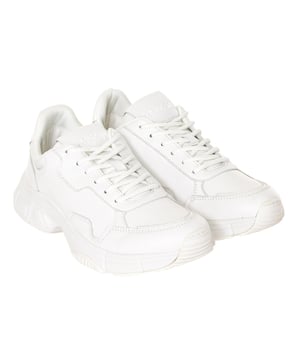 Turnschuhe für Männer.
 Weiße Farbe
 Schuhe aus Textil und Leder.
 Maximale Atmungsaktivität.
 Schnürverschluss.
 Es hat eine rutschfeste Gummisohle.
 Dank seines Designs bietet er maximalen Komfort.

 Zusammensetzung: Äußeres: Textil und Leder. Innen: Textil. Sohle: Synthetik.

 Schmutzspuren mit einem trockenen Baumwolltuch entfernen.
 Vermeiden Sie direktes Licht und Wärmequellen.