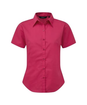Zachte kraag styling. Afgeronde onderzijde. Uitgeruste styling met bustdarts en rugpijltjes. Easycare stof, korte mouwen. Geparelmoerde knoppen op lichtblauw en wit. Zelfkleurige knoppen op overige. Stof 65% Polyester, 35% Katoen. Gewicht 105 gsm.